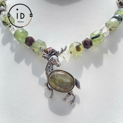 Spiritueller Naturalismus Hirsch Anhänger Halskette | Handgefertigtes Talisman-Design | Grüner Kristall & Labradorit Heilenergie Schmuck