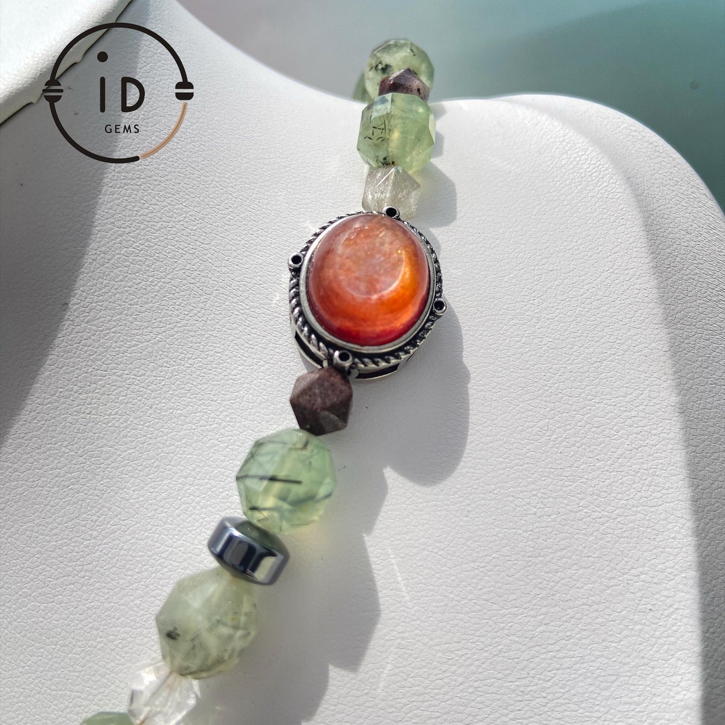 Spiritueller Naturalismus Hirsch Anhänger Halskette | Handgefertigtes Talisman-Design | Grüner Kristall & Labradorit Heilenergie Schmuck