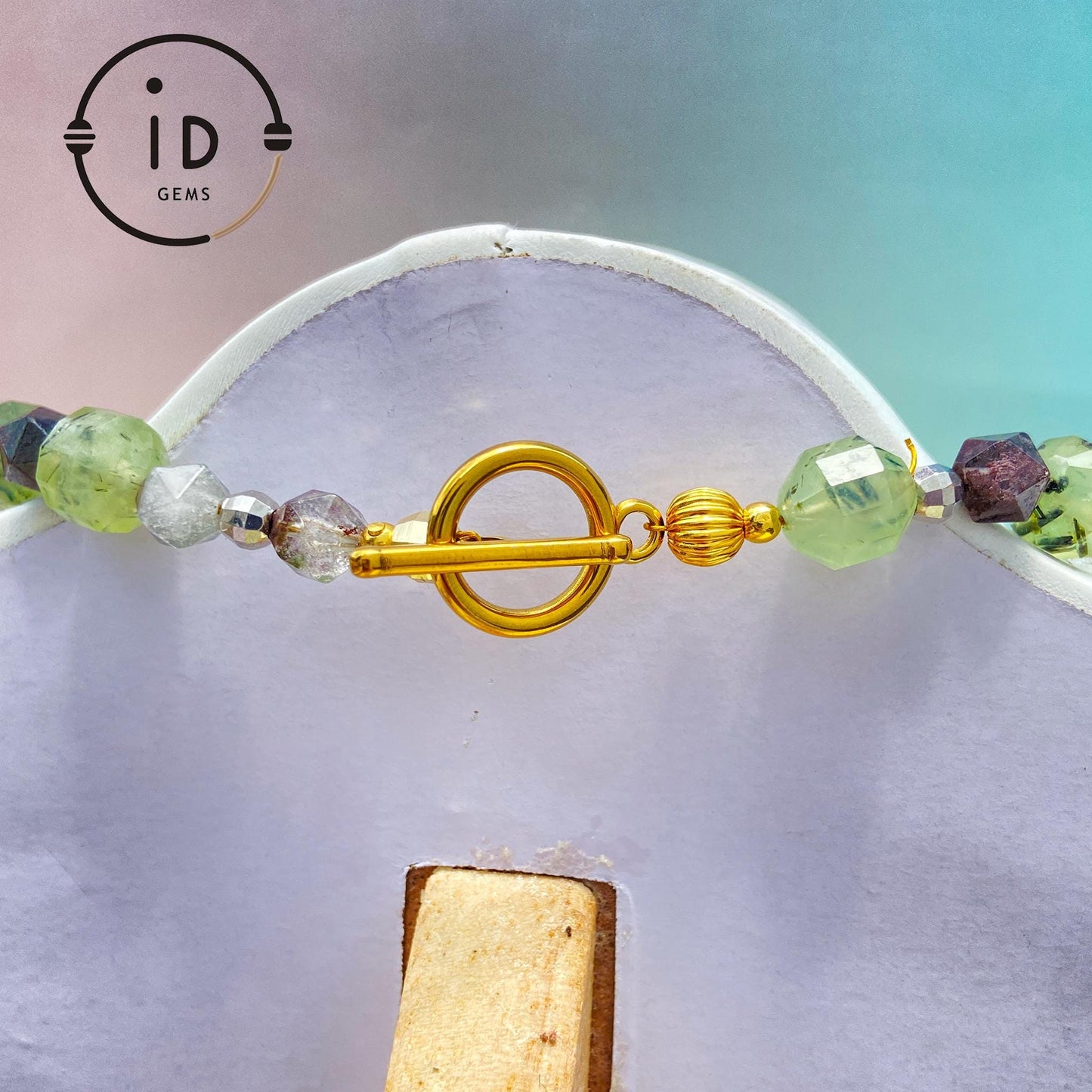 Spiritueller Naturalismus Hirsch Anhänger Halskette | Handgefertigtes Talisman-Design | Grüner Kristall & Labradorit Heilenergie Schmuck