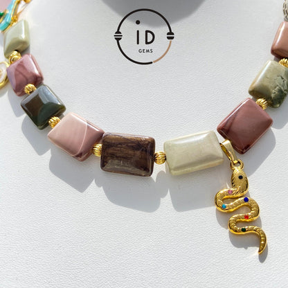 Tribal Mystic Stil rechteckige Naturstein Halskette | Schlangen Talisman Anhänger | Erdige Farben | Handgefertigtes symbolisches Design