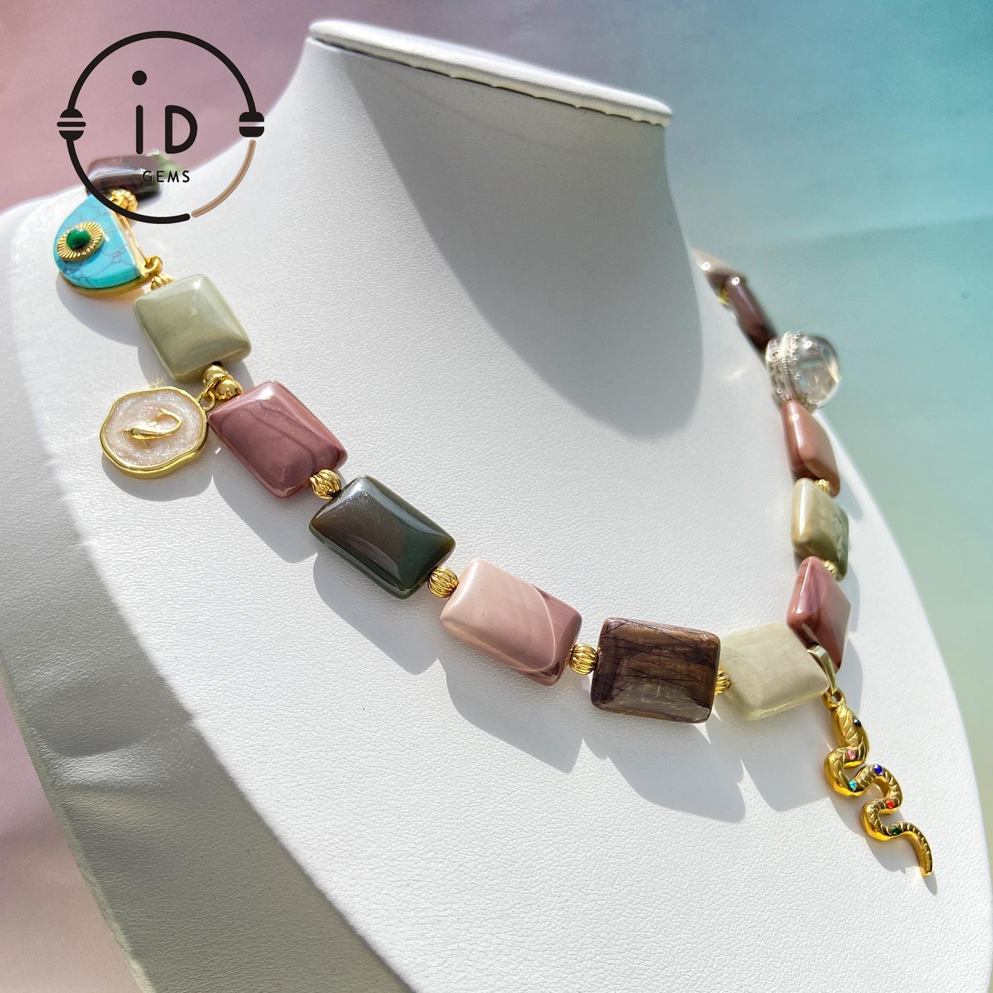 Tribal Mystic Stil rechteckige Naturstein Halskette | Schlangen Talisman Anhänger | Erdige Farben | Handgefertigtes symbolisches Design