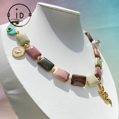 Tribal Mystic Stil rechteckige Naturstein Halskette | Schlangen Talisman Anhänger | Erdige Farben | Handgefertigtes symbolisches Design