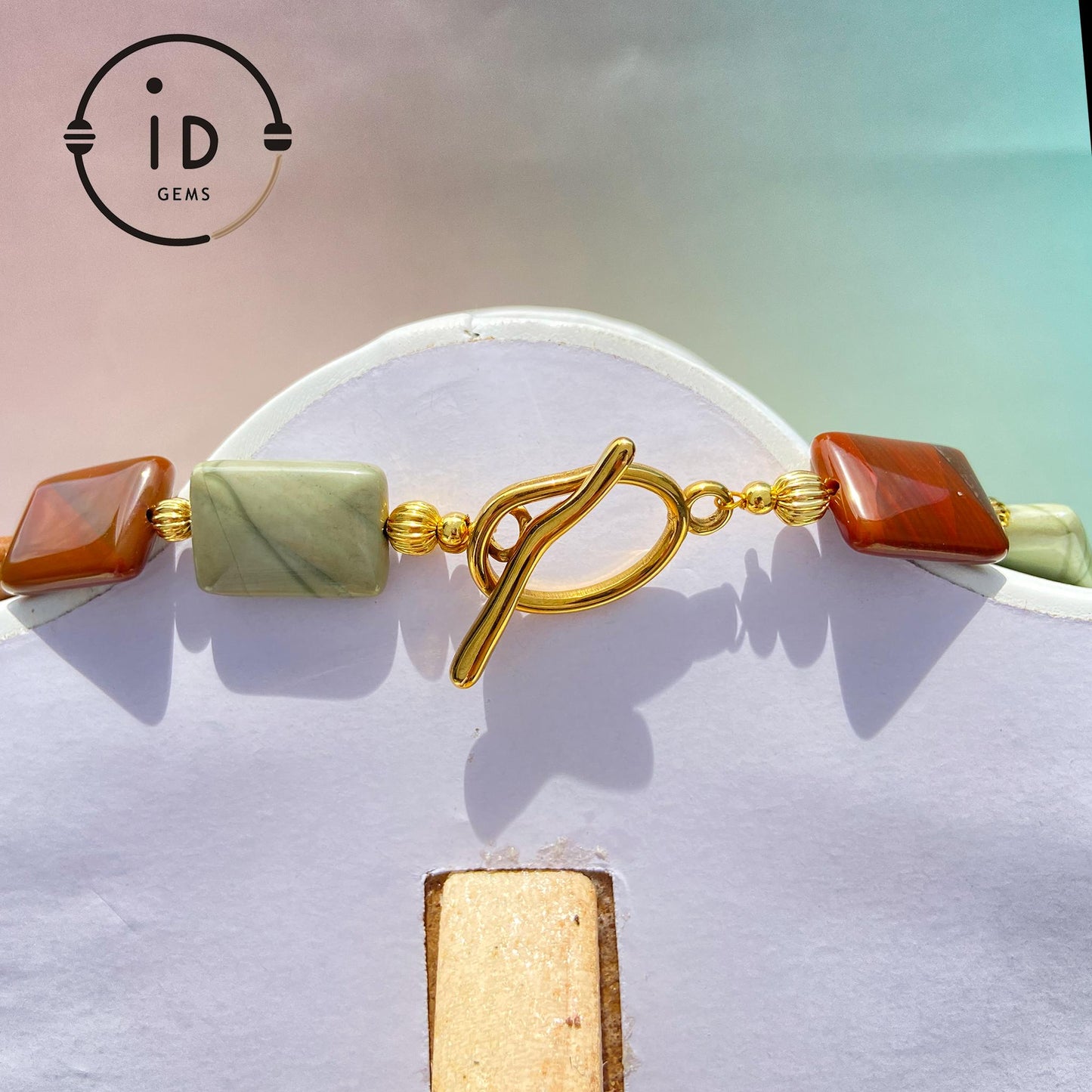 Tribal Mystic Stil rechteckige Naturstein Halskette | Schlangen Talisman Anhänger | Erdige Farben | Handgefertigtes symbolisches Design