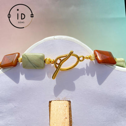 Tribal Mystic Stil rechteckige Naturstein Halskette | Schlangen Talisman Anhänger | Erdige Farben | Handgefertigtes symbolisches Design