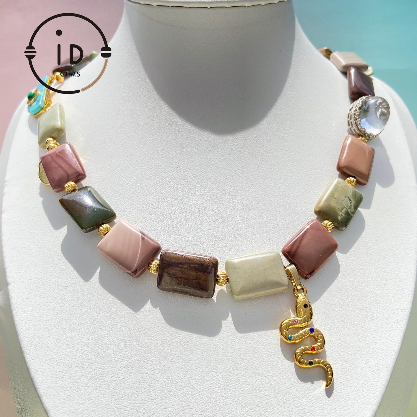 Tribal Mystic Stil rechteckige Naturstein Halskette | Schlangen Talisman Anhänger | Erdige Farben | Handgefertigtes symbolisches Design