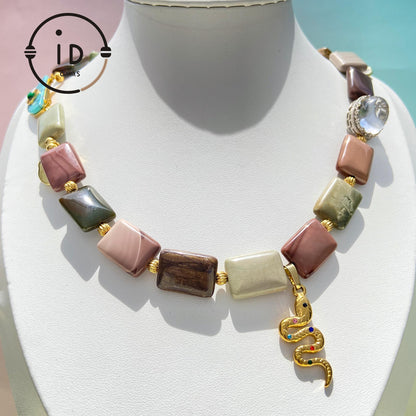 Tribal Mystic Stil rechteckige Naturstein Halskette | Schlangen Talisman Anhänger | Erdige Farben | Handgefertigtes symbolisches Design