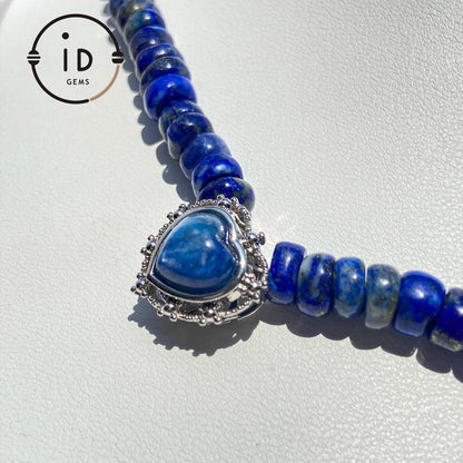 Handgefertigte Lapis unregelmäßige flache Perlenkette | Rohtextur | Industrieller Vintage Silber geschnitzter Herzanhänger | Kühle Perlen