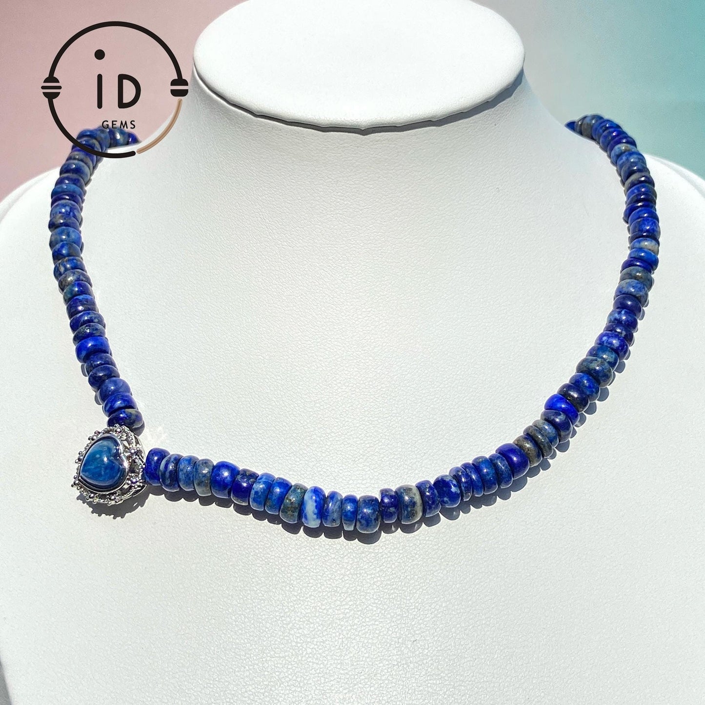 Handgefertigte Lapis unregelmäßige flache Perlenkette | Rohtextur | Industrieller Vintage Silber geschnitzter Herzanhänger | Kühle Perlen