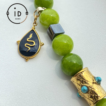 Handgemachte Edelsteinkette in Apfelgrün mit Naturperlen & Vintage-Charms · Boho Halskette im Waldstil · Geschenk für Frauen mit Stil