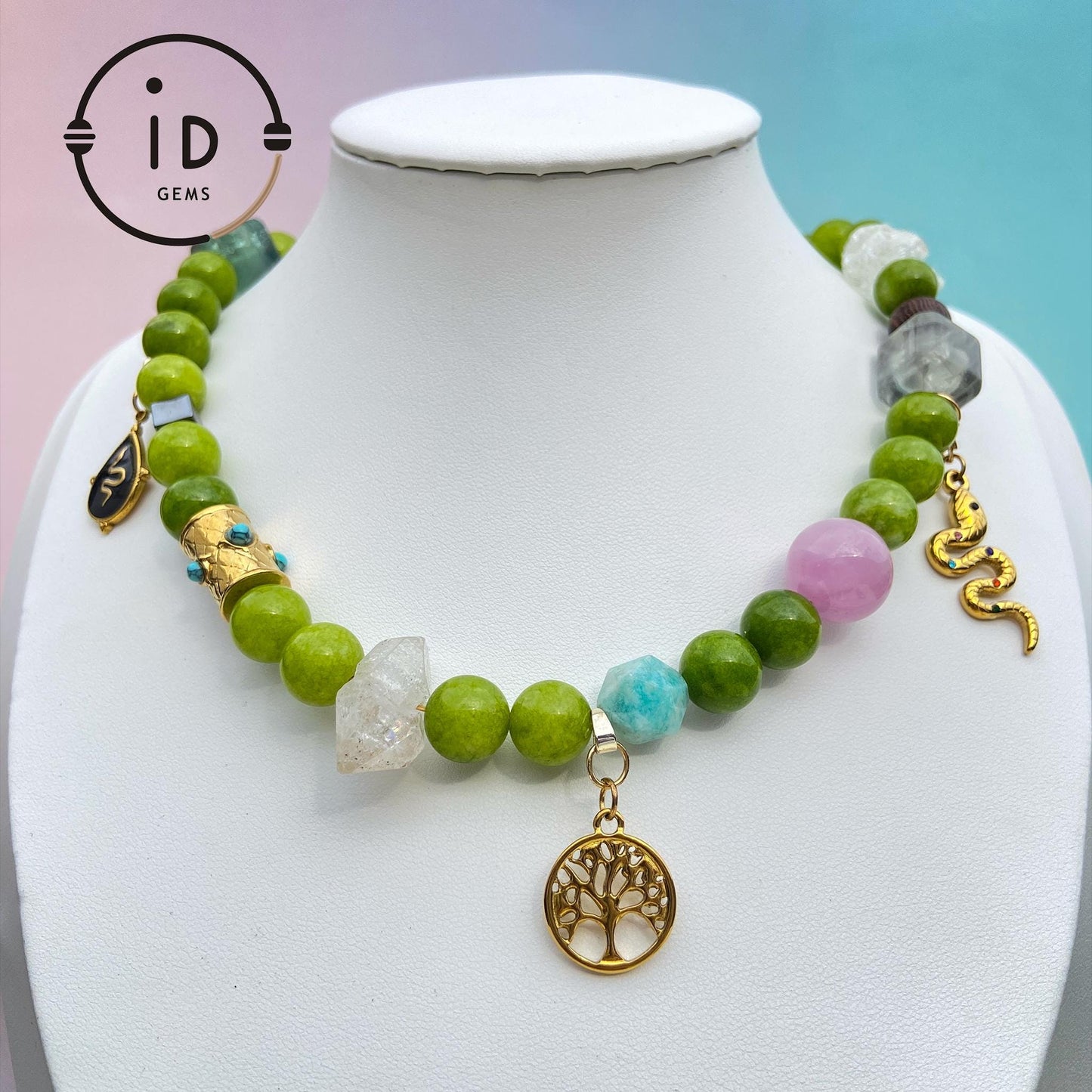 Handgemachte Edelsteinkette in Apfelgrün mit Naturperlen & Vintage-Charms · Boho Halskette im Waldstil · Geschenk für Frauen mit Stil