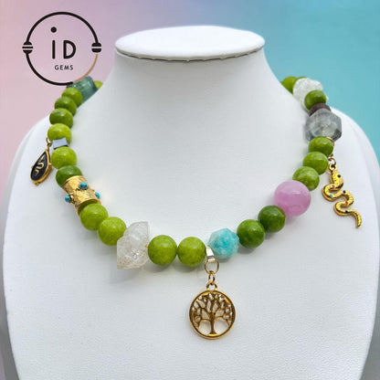 Handgemachte Edelsteinkette in Apfelgrün mit Naturperlen & Vintage-Charms · Boho Halskette im Waldstil · Geschenk für Frauen mit Stil