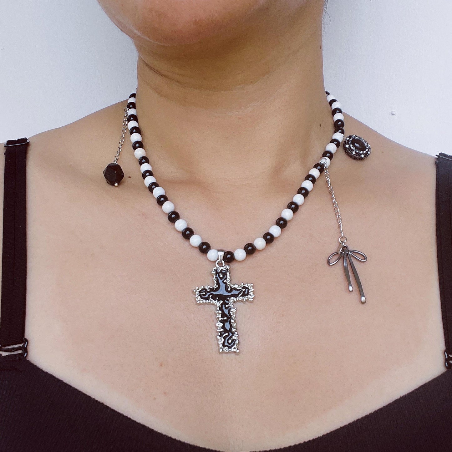 Natural Agate Beaded Necklace with Cross Pendant｜Black & White Gemstone Jewelry｜Handmade Spiritual Necklace｜Unique Gift for Women