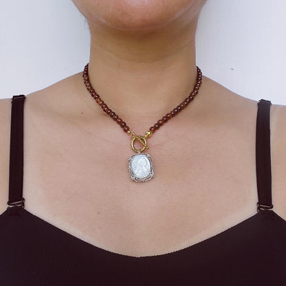 Red Agate Beaded Necklace with Carved Shell Angel Pendant｜Handmade Natural Gemstone Jewelry｜Unique Spiritual Gift