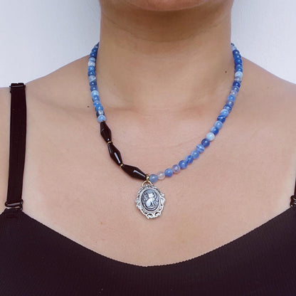 Handgefertigte blaue Halskette natürliche Achat Chalzedon Muschelgravur Halskette blaue Edelsteinperlen feines blaues Geschenk