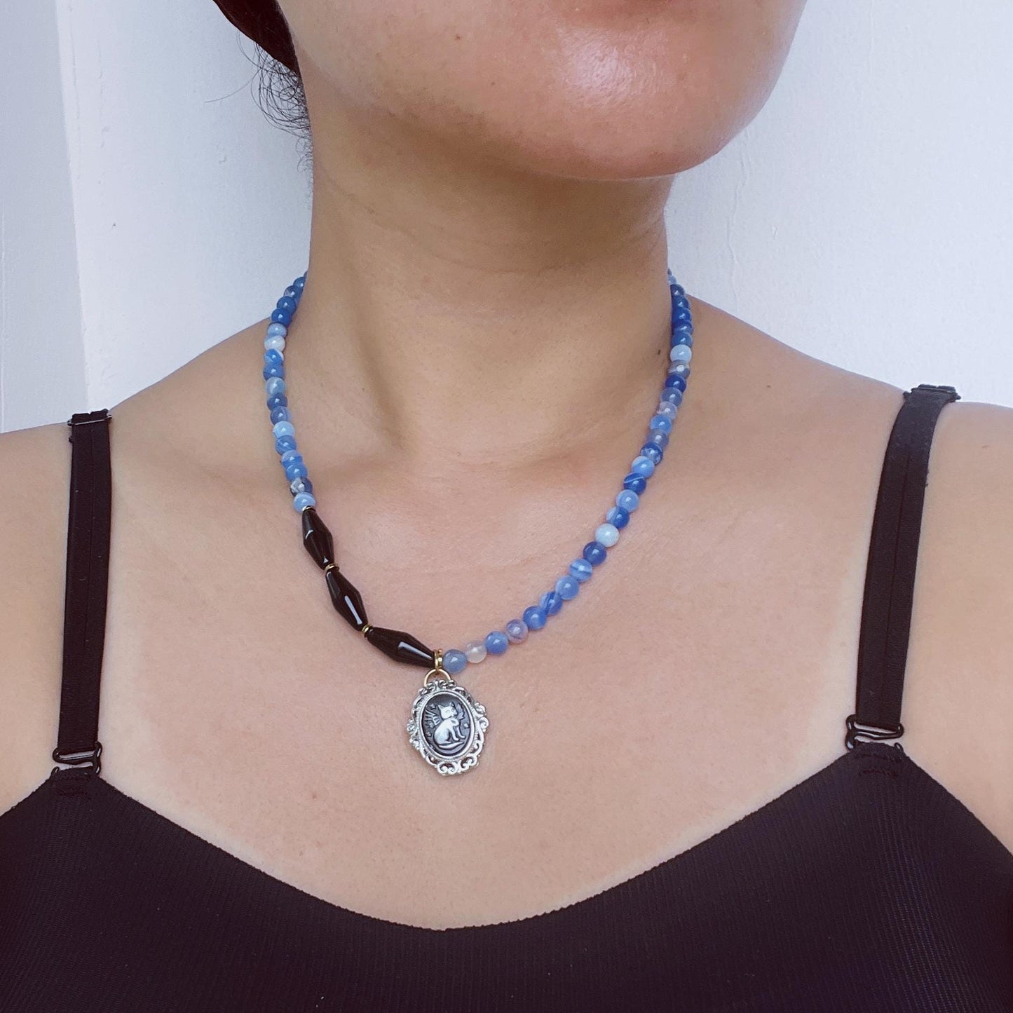 Handgefertigte blaue Halskette natürliche Achat Chalzedon Muschelgravur Halskette blaue Edelsteinperlen feines blaues Geschenk