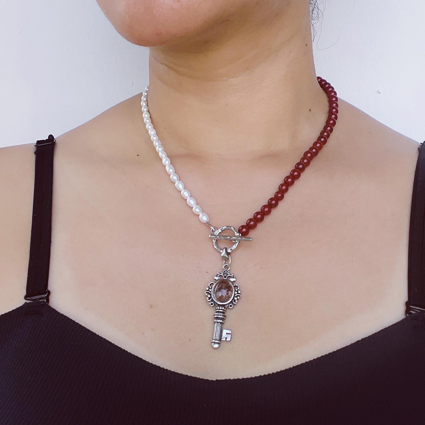 Halskette mit roten Achatperlen & Süßwasserperlen – Schlüsselanhänger mit rotem Kristall – Spiritueller Schmuck für Frauen