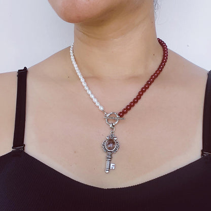 Halskette mit roten Achatperlen & Süßwasserperlen – Schlüsselanhänger mit rotem Kristall – Spiritueller Schmuck für Frauen