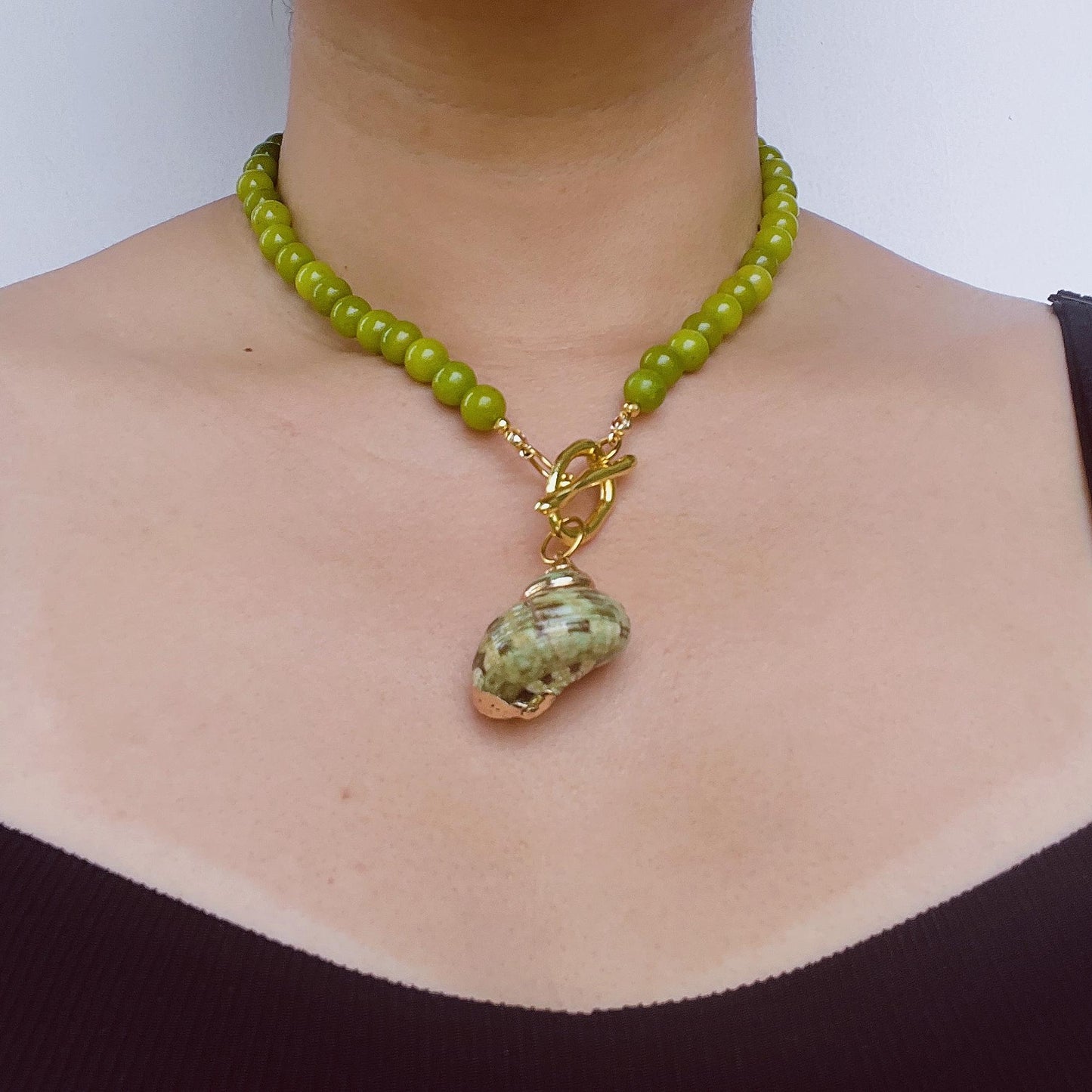 Handgefertigte Halskette mit Olivinperlen und großem Muschelanhänger – Naturschmuck im Sommerstil – Geschenk für Strandliebhaberinnen