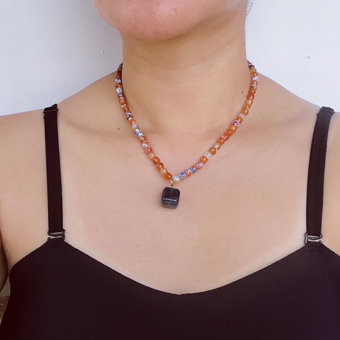 Kurze Halskette mit bunten Achatperlen und quadratischem blauen Fluorit-Anhänger · Handgemachter Boho-Schmuck · Geschenk für Frauen & Alltag