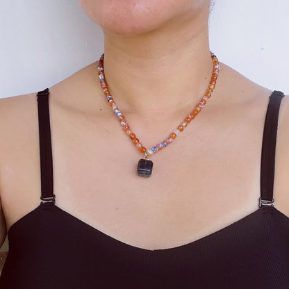 Kurze Halskette mit bunten Achatperlen und quadratischem blauen Fluorit-Anhänger · Handgemachter Boho-Schmuck · Geschenk für Frauen & Alltag
