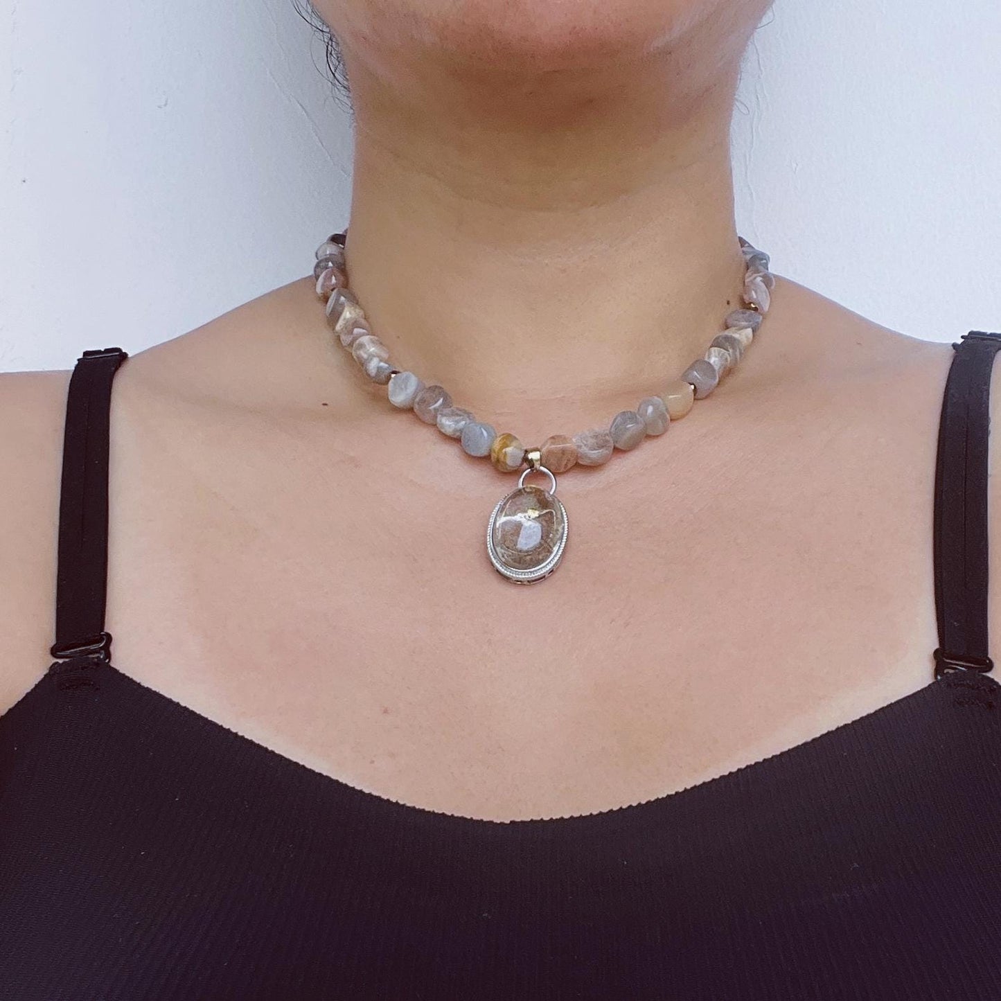 Kurze Edelsteinkette mit rosa Perlen und rotem Anhänger - Handgemachter Statement-Schmuck im sanften Stil - Geschenk für spirituelle Frauen