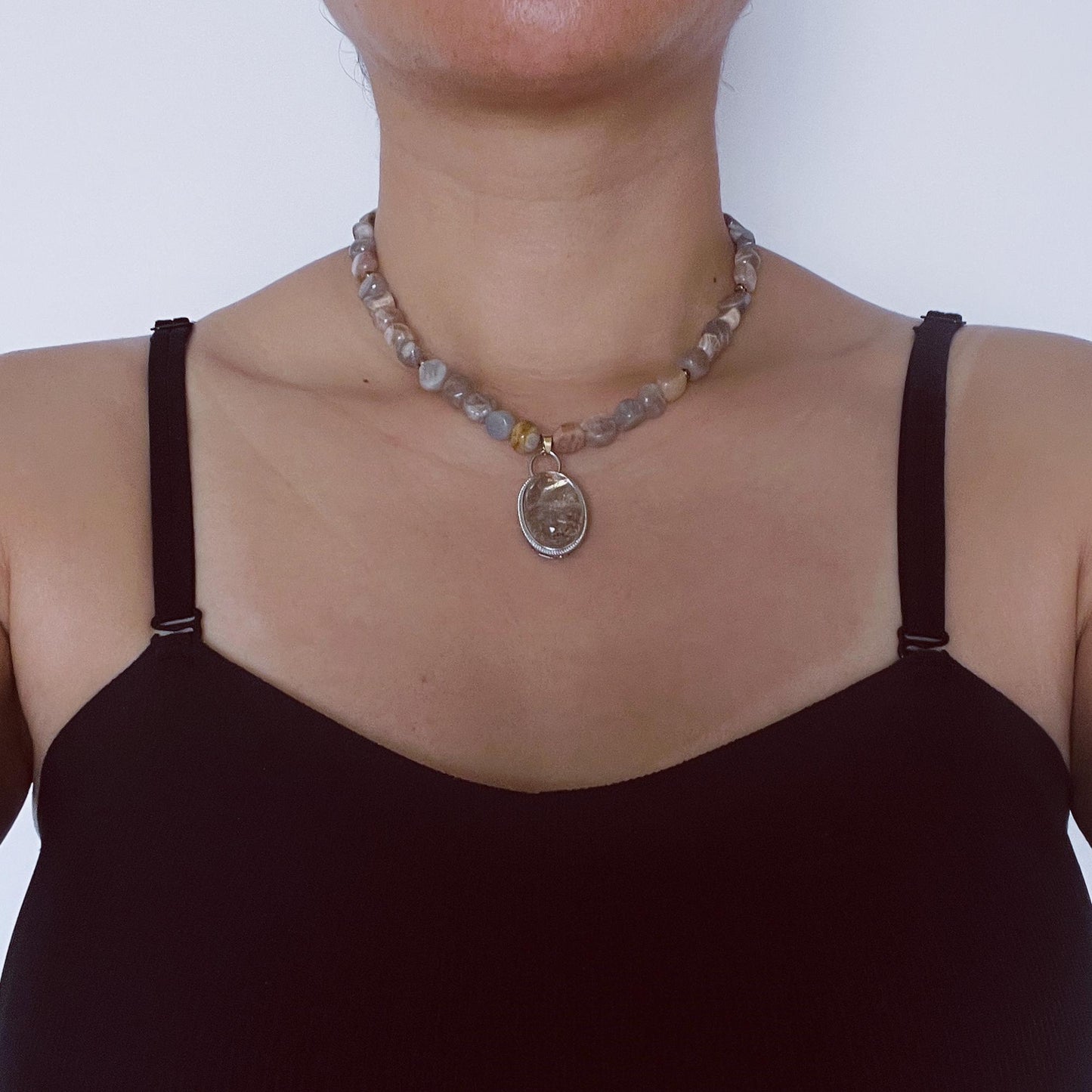 Kurze Edelsteinkette mit rosa Perlen und rotem Anhänger - Handgemachter Statement-Schmuck im sanften Stil - Geschenk für spirituelle Frauen