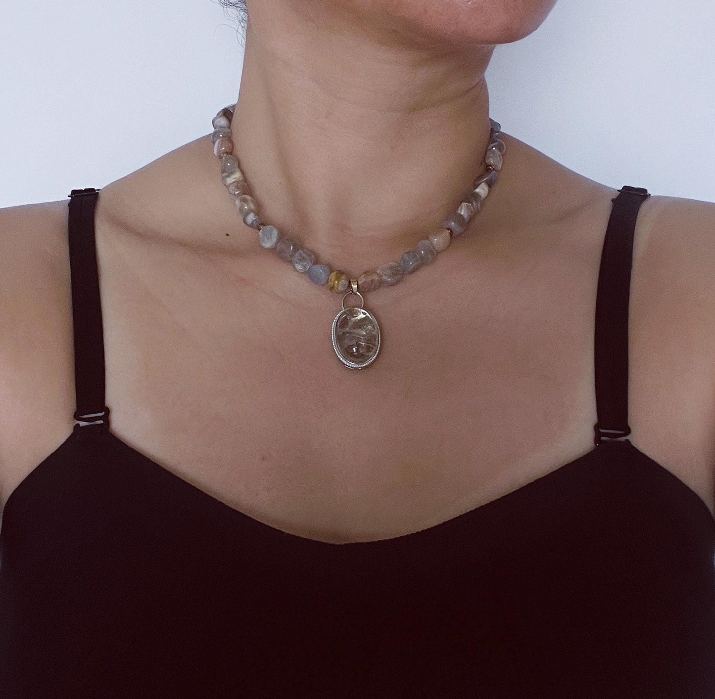 Kurze Edelsteinkette mit rosa Perlen und rotem Anhänger - Handgemachter Statement-Schmuck im sanften Stil - Geschenk für spirituelle Frauen