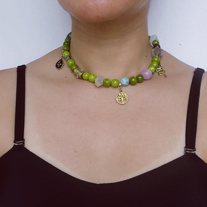 Handgemachte Edelsteinkette in Apfelgrün mit Naturperlen & Vintage-Charms · Boho Halskette im Waldstil · Geschenk für Frauen mit Stil