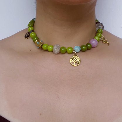 Handgemachte Edelsteinkette in Apfelgrün mit Naturperlen & Vintage-Charms · Boho Halskette im Waldstil · Geschenk für Frauen mit Stil