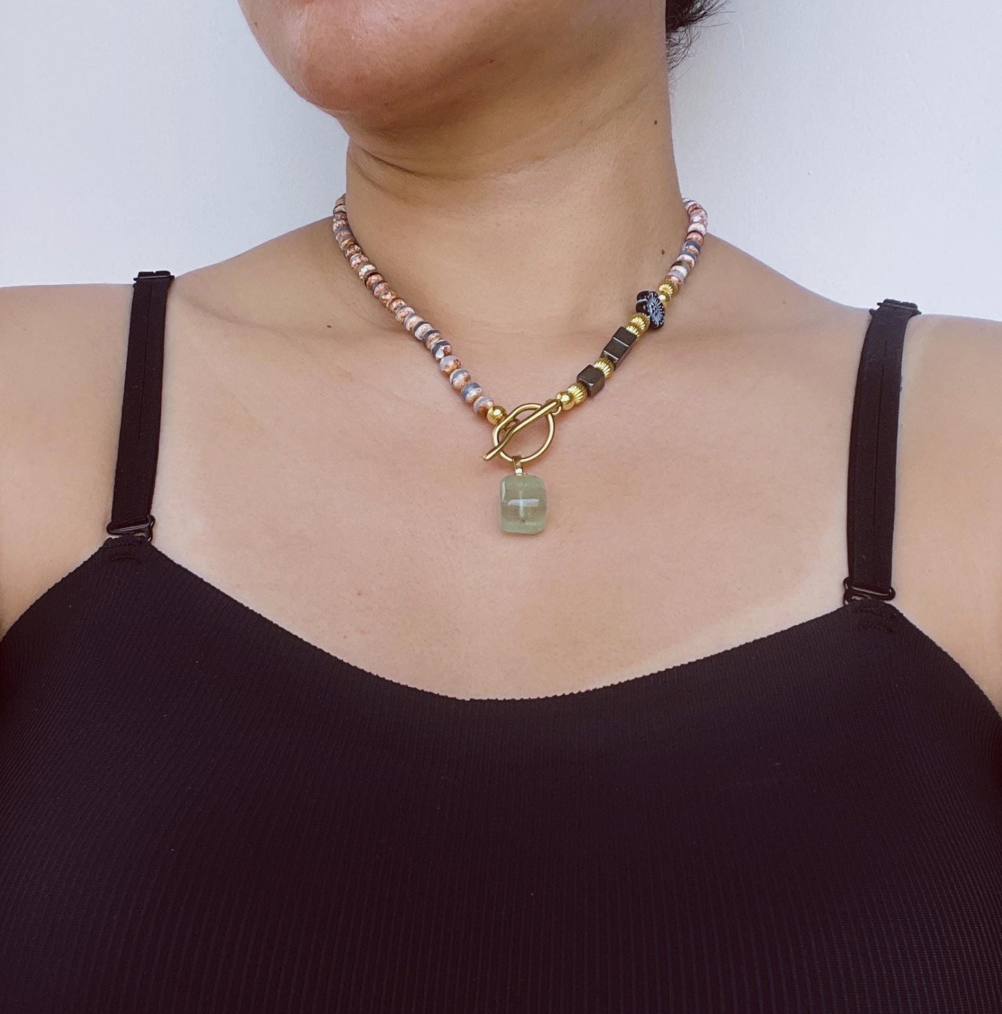 Handgemachte Edelsteinkette mit bunten Natursteinen & grünem FluoritAnhänger · Spiritueller Boho-Schmuck · Geschenk für Frauen mit Bedeutung