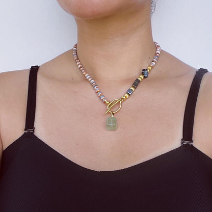 Handgemachte Edelsteinkette mit bunten Natursteinen & grünem FluoritAnhänger · Spiritueller Boho-Schmuck · Geschenk für Frauen mit Bedeutung