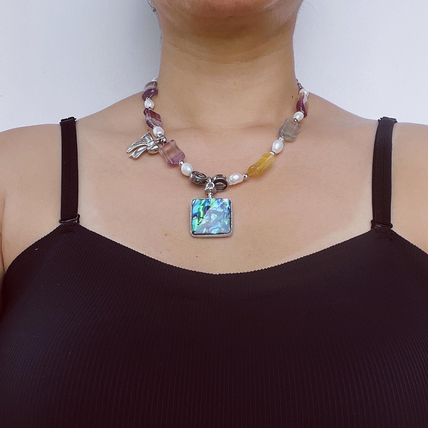 Statement-Halskette mit Regenbogen-Edelsteinen, Barockperlen & Abalone-Anhänger · Farbenfroher Schmuck · Handgemacht · Geschenk für Frauen