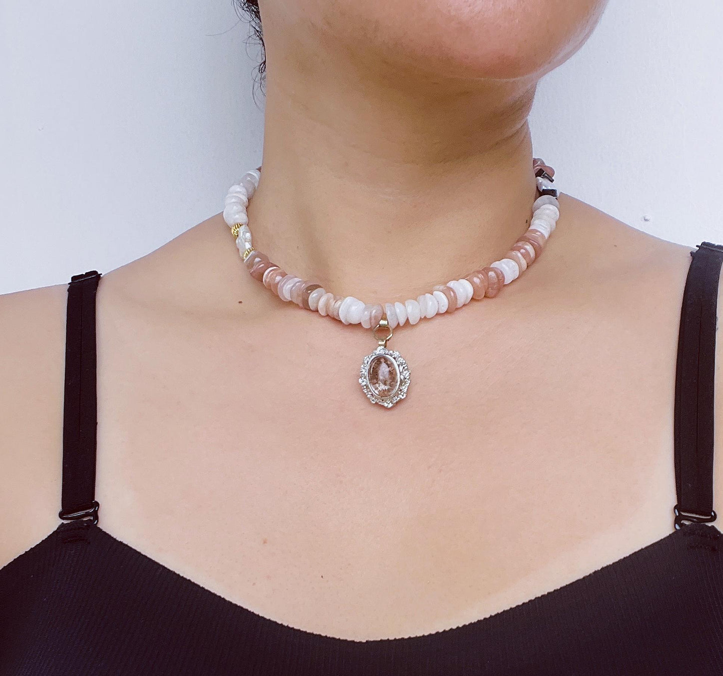 Unregelmäßige Halskette mit Mondstein, Sonnenstein, Phantomquarz & Barockperle · Spiritueller Edelsteinschmuck · Geschenk mit Wunschlänge