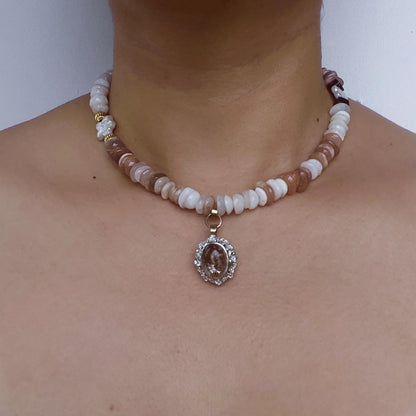 Unregelmäßige Halskette mit Mondstein, Sonnenstein, Phantomquarz & Barockperle · Spiritueller Edelsteinschmuck · Geschenk mit Wunschlänge