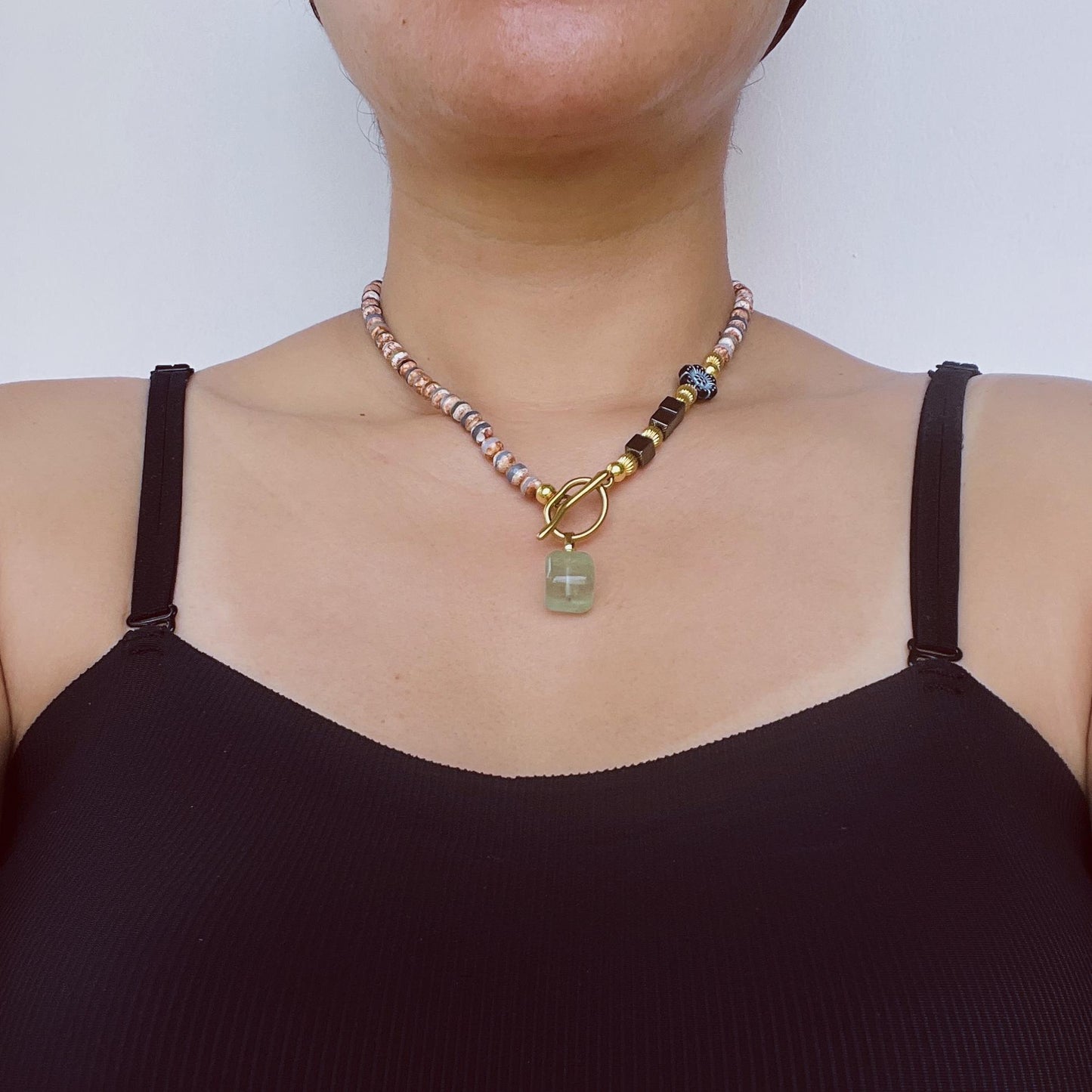 Regenbogenfarbige Achat handgefertigte unregelmäßige Perlenkette | Würfel Fluorit Anhänger | Geometrischer Metallverschluss Design