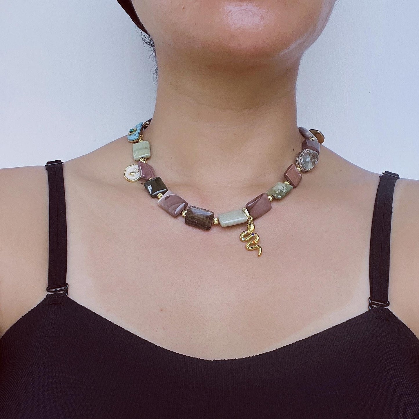 Tribal Mystic Stil rechteckige Naturstein Halskette | Schlangen Talisman Anhänger | Erdige Farben | Handgefertigtes symbolisches Design