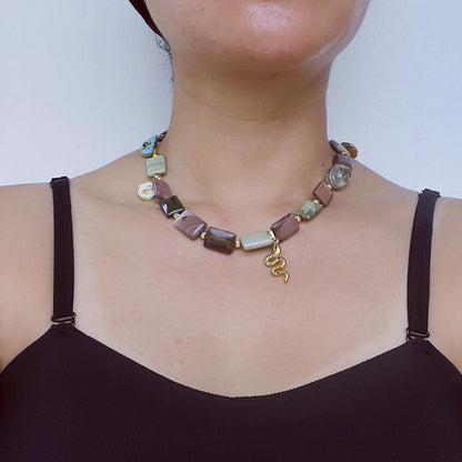 Tribal Mystic Stil rechteckige Naturstein Halskette | Schlangen Talisman Anhänger | Erdige Farben | Handgefertigtes symbolisches Design