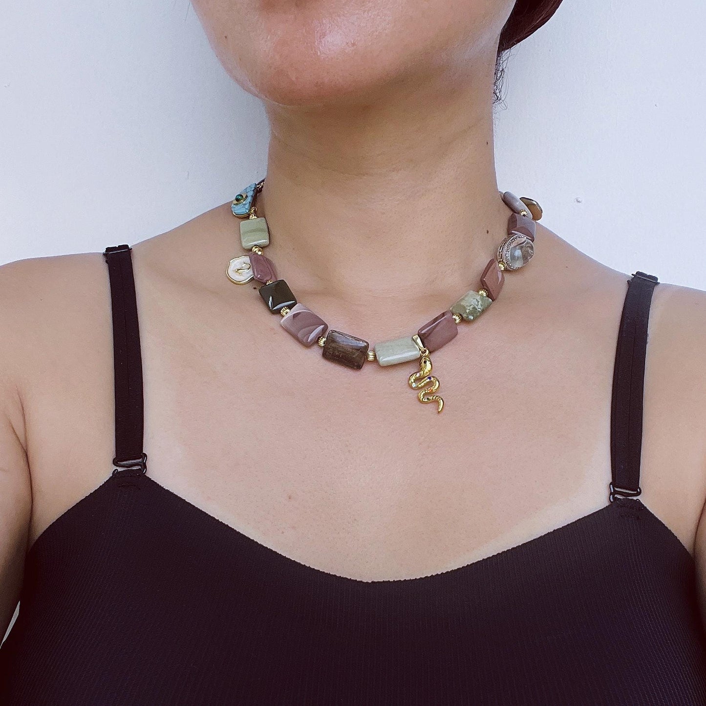 Tribal Mystic Stil rechteckige Naturstein Halskette | Schlangen Talisman Anhänger | Erdige Farben | Handgefertigtes symbolisches Design