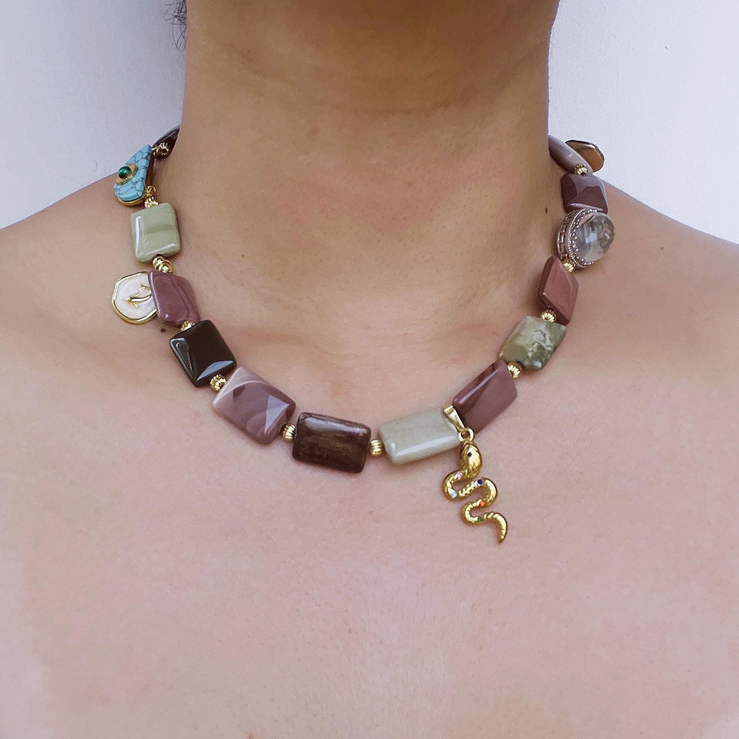 Tribal Mystic Stil rechteckige Naturstein Halskette | Schlangen Talisman Anhänger | Erdige Farben | Handgefertigtes symbolisches Design