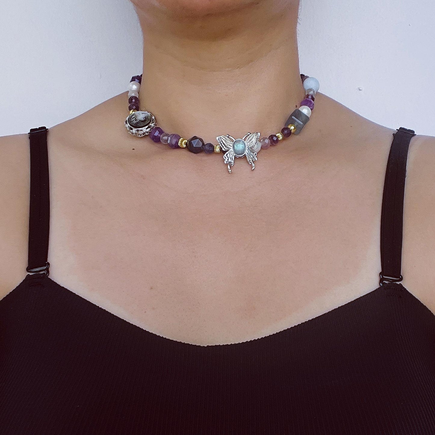 Schmetterling handgefertigte Perlenkette | Art Nouveau Vintage Anhänger | Bunte unregelmäßige Edelsteine | Freier Stil Kristallschmuck