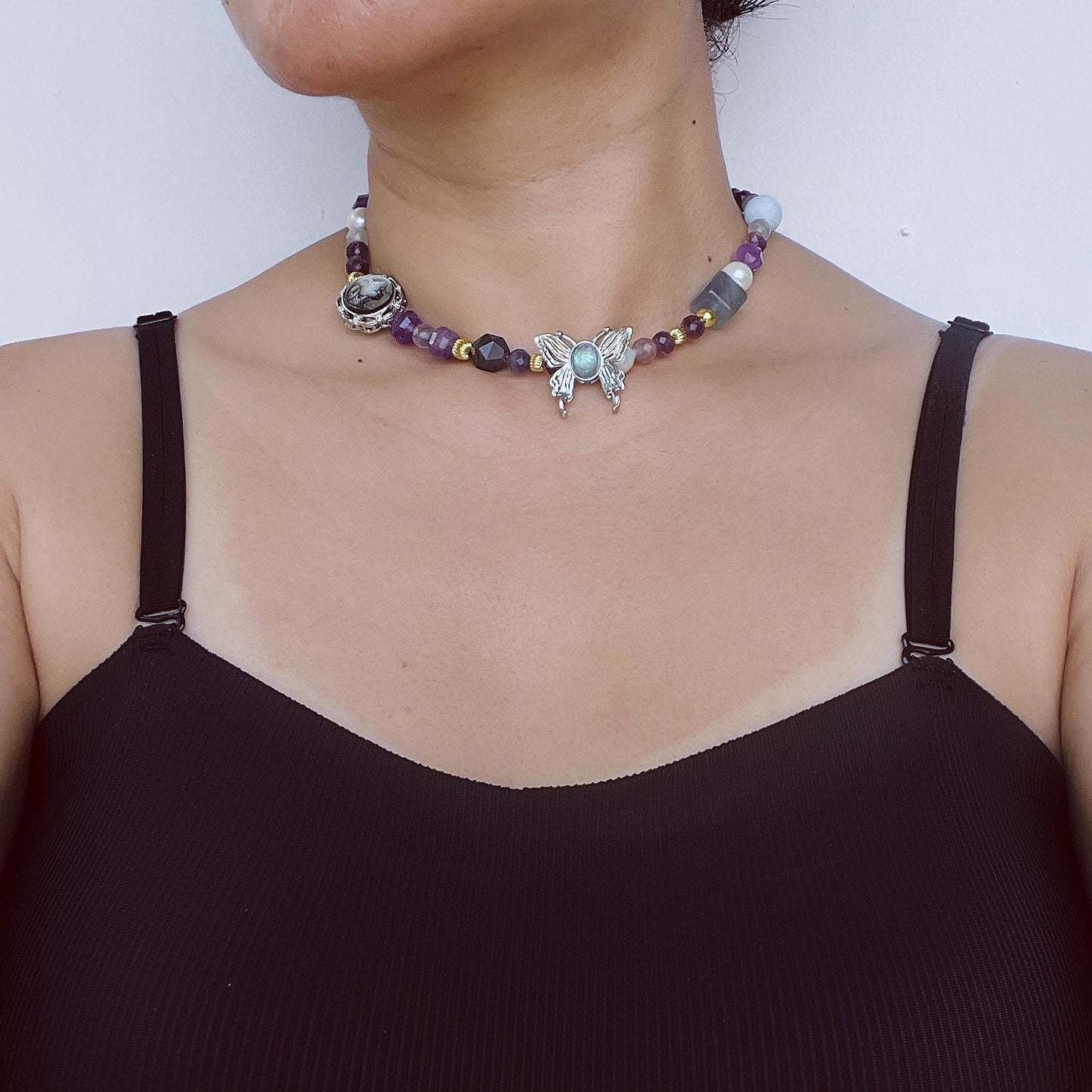 Schmetterling handgefertigte Perlenkette | Art Nouveau Vintage Anhänger | Bunte unregelmäßige Edelsteine | Freier Stil Kristallschmuck