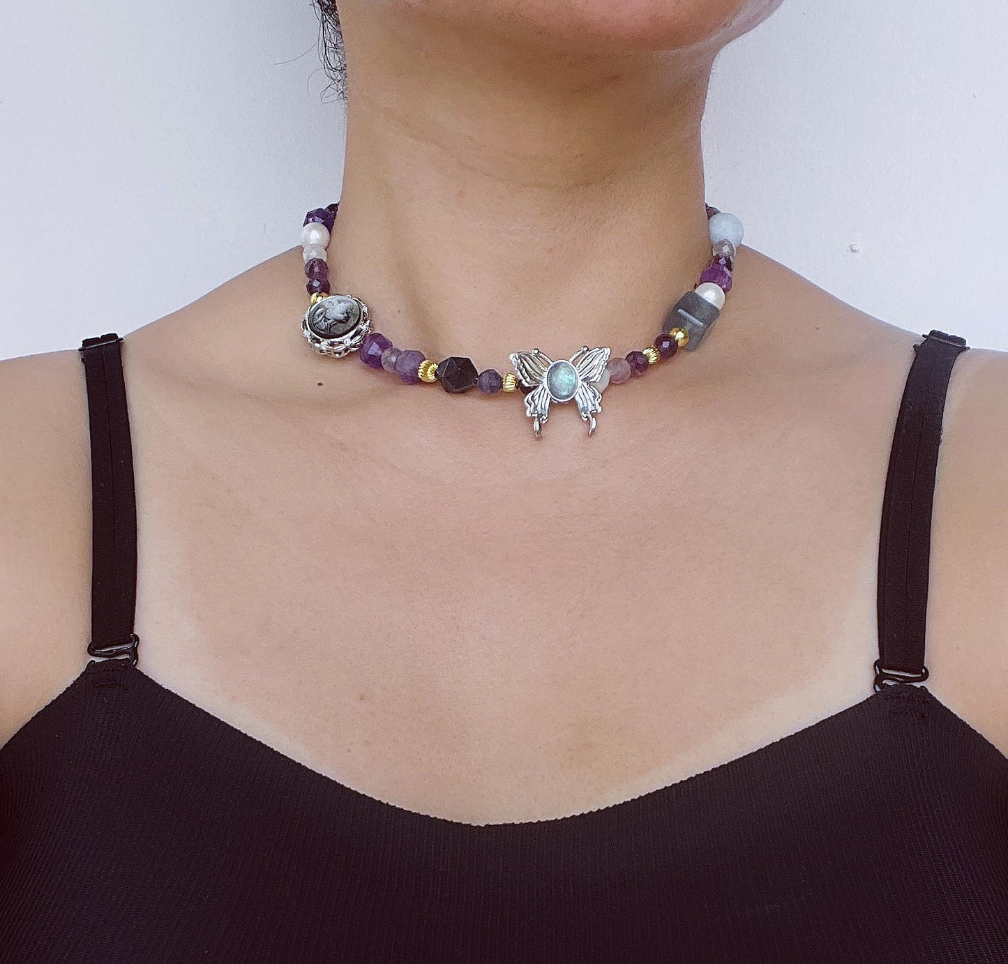 Schmetterling handgefertigte Perlenkette | Art Nouveau Vintage Anhänger | Bunte unregelmäßige Edelsteine | Freier Stil Kristallschmuck