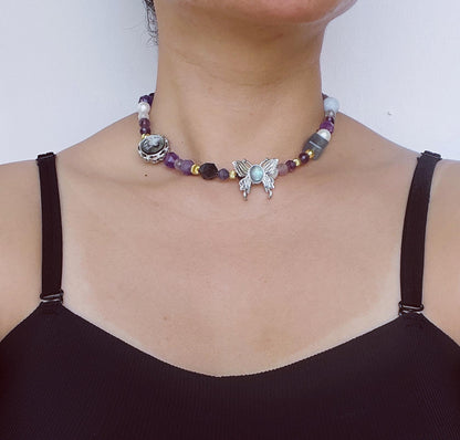 Schmetterling handgefertigte Perlenkette | Art Nouveau Vintage Anhänger | Bunte unregelmäßige Edelsteine | Freier Stil Kristallschmuck