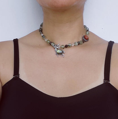 Spiritueller Naturalismus Hirsch Anhänger Halskette | Handgefertigtes Talisman-Design | Grüner Kristall & Labradorit Heilenergie Schmuck