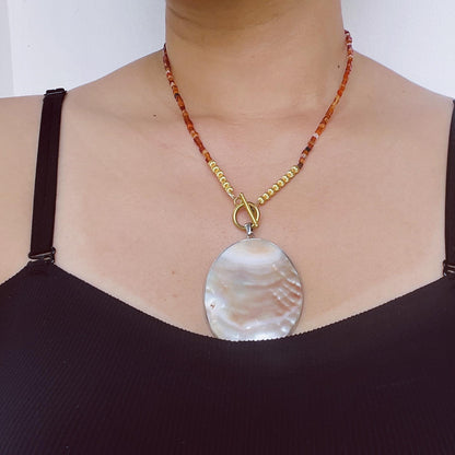 Boho Coastal natürliche Muschelanhänger Halskette | Warme Karamell- und Orangetöne handgefertigte Perlen | Lässiger Urlaubsschmuck