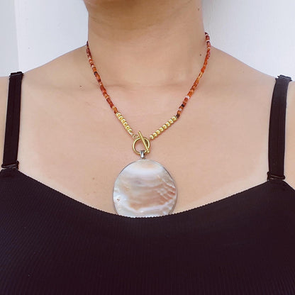 Boho Coastal natürliche Muschelanhänger Halskette | Warme Karamell- und Orangetöne handgefertigte Perlen | Lässiger Urlaubsschmuck
