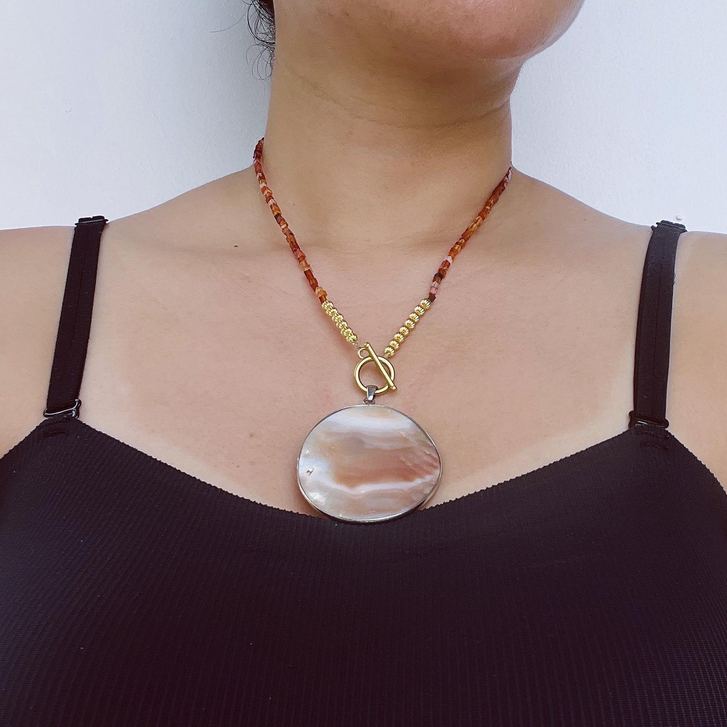 Boho Coastal natürliche Muschelanhänger Halskette | Warme Karamell- und Orangetöne handgefertigte Perlen | Lässiger Urlaubsschmuck