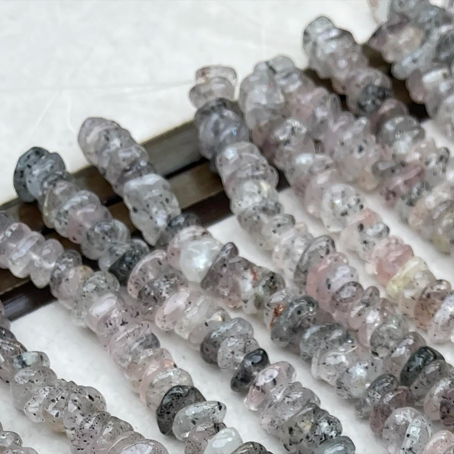 Unregelmäßige Glimmer‑Rosenquarz‑Nuggets 11 mm | Phantom‑Effekt, schwarze Glimmereinschlüsse & Handpoliert für DIY Armbänder, Halsketten