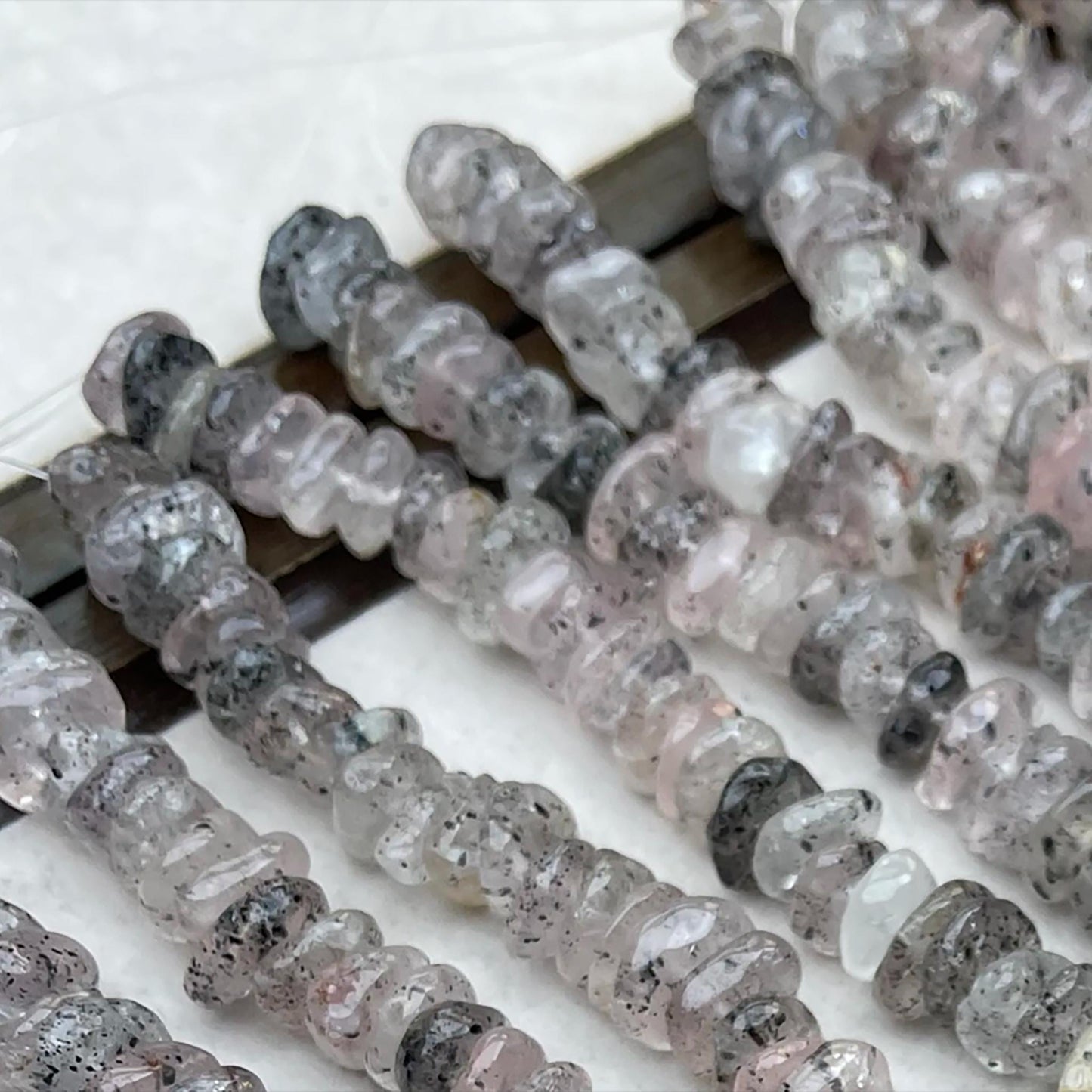 Unregelmäßige Glimmer‑Rosenquarz‑Nuggets 11 mm | Phantom‑Effekt, schwarze Glimmereinschlüsse & Handpoliert für DIY Armbänder, Halsketten