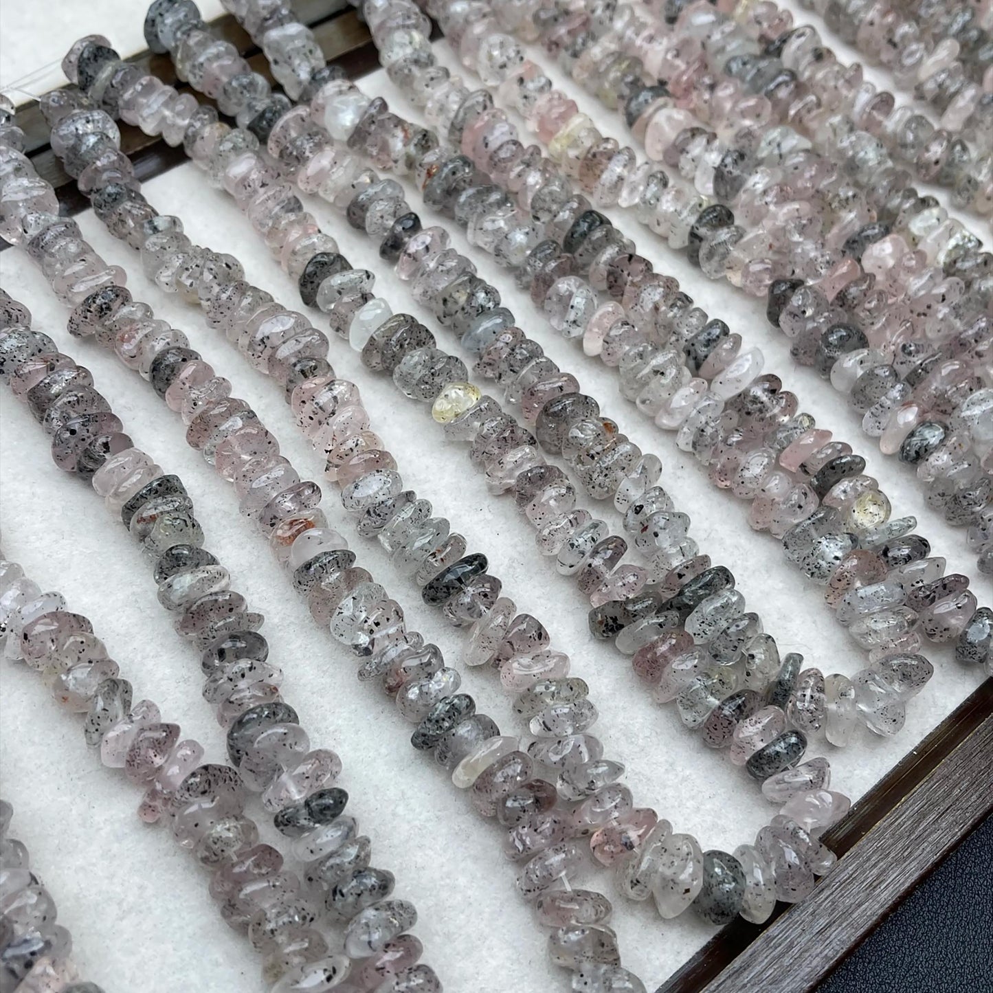 Unregelmäßige Glimmer‑Rosenquarz‑Nuggets 11 mm | Phantom‑Effekt, schwarze Glimmereinschlüsse & Handpoliert für DIY Armbänder, Halsketten